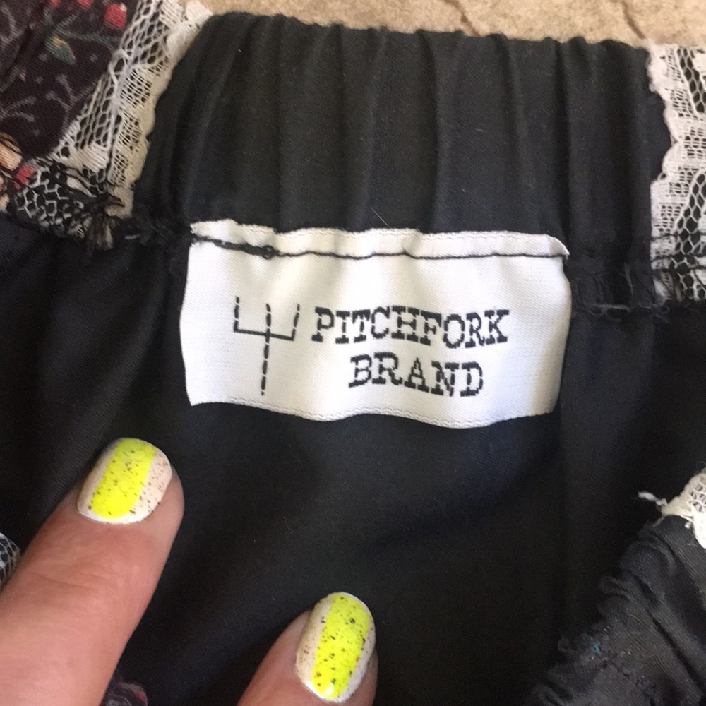 Vintage lace trimmed prairie quilt print skirt - Picture 8 of 13